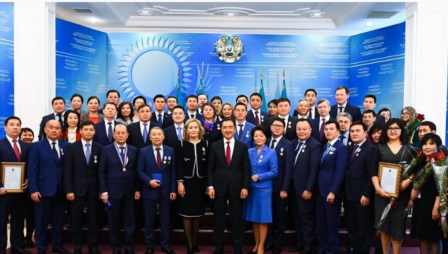 باقىتجان ساعىنتاەۆ مەملەكەتتىك قىزمەتكەرلەر مەن ۇلتتىق كومپانيالاردىڭ قىزمەتكەرلەرىنە ماراپاتتار تابىستادى