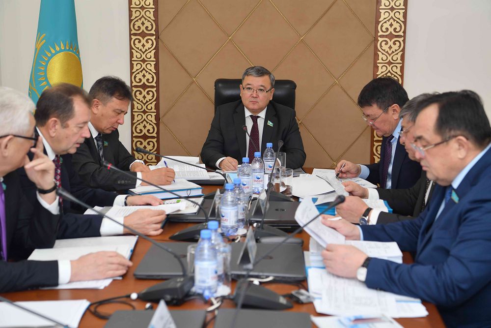 سەنات كوميتەتىندە «تابيعي مونوپوليالار تۋرالى» زاڭ جوباسى قارالدى