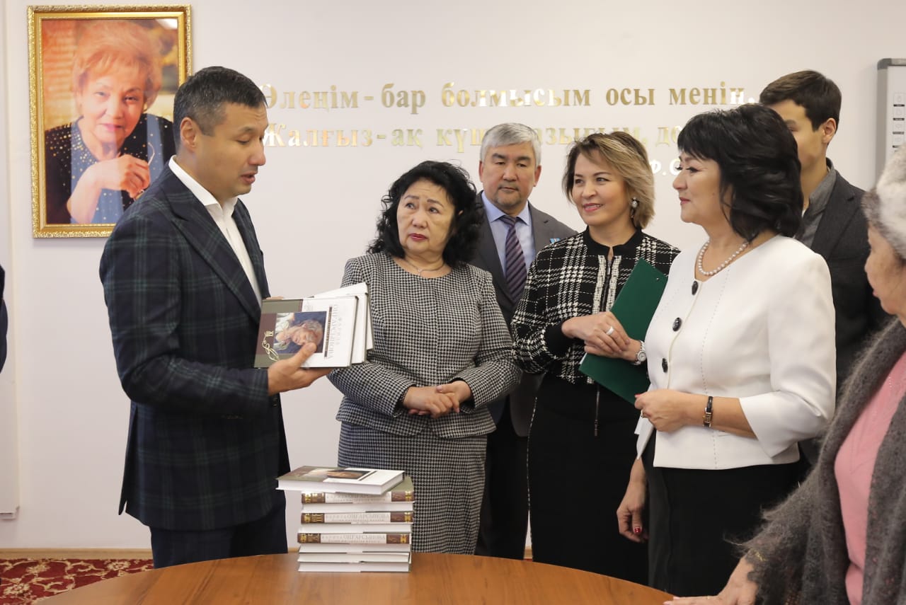 اقتوبەدە اقىن فاريزا وڭعارسىنوۆانىڭ قۇرمەتىنە ەسكەرتكىش تاقتا ورناتىلدى