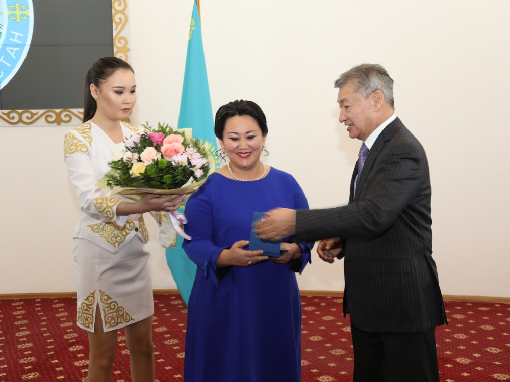 شقو-دا تۇرعىندار ءۇشىن باسىن قاتەرگە تىككەن مەملەكەتتىك قىزمەتكەر «قۇرمەت» وردەنىن الدى