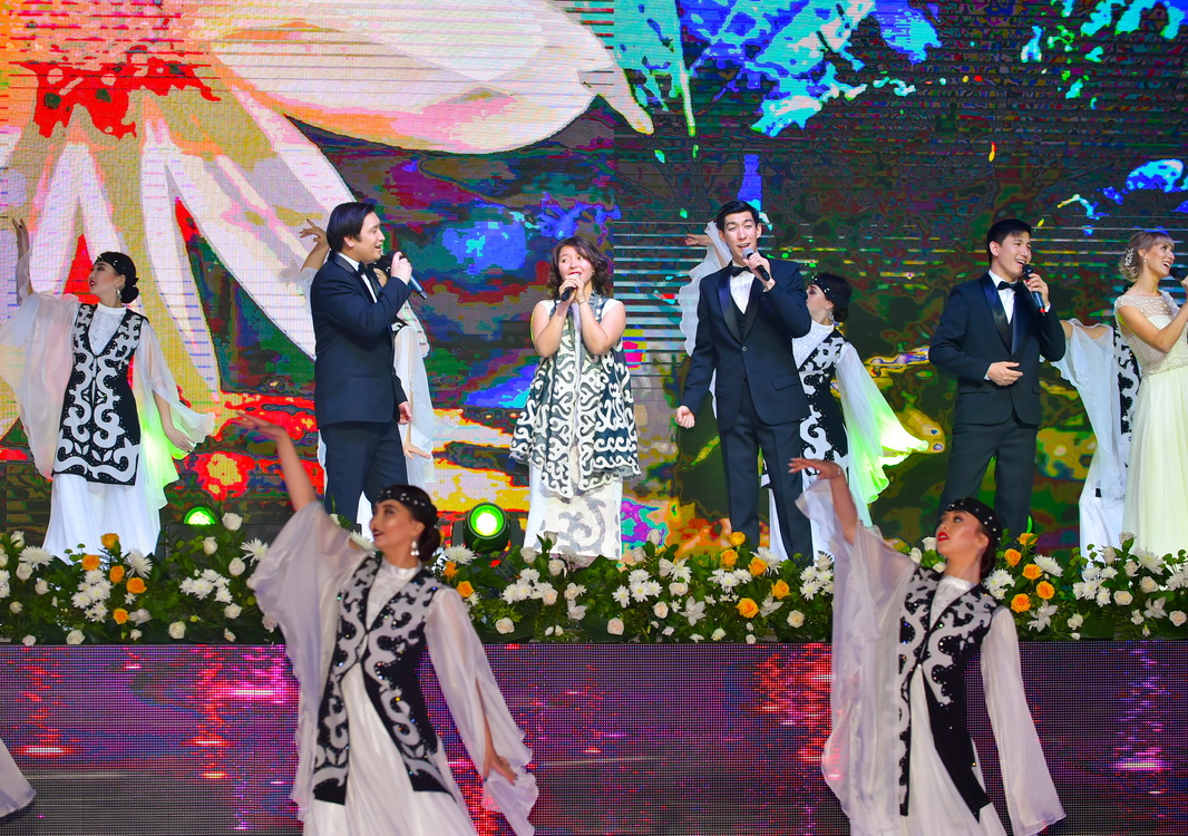 سامال ەسلاموۆا تامىلجىتا ءان شىرقاپ, جەرلەستەرىن  تانتى ەتتى