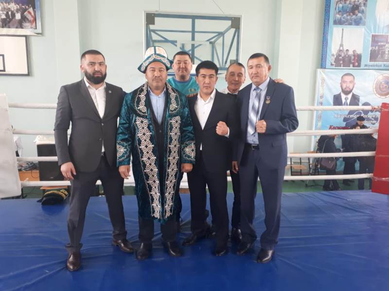 جاس بوكسشىلار باسەكەسىن سپورت جۇلدىزدارى تاماشالادى