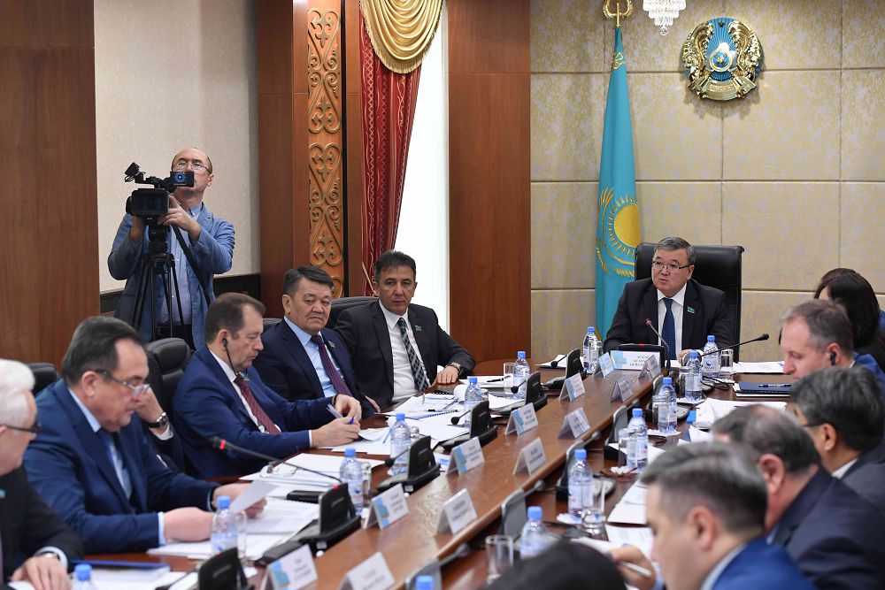 سەناتتا تۇرعىن ءۇي-كوممۋنالدىق شارۋاشىلىق قىزمەتى سالاسىنداعى ماسەلەلەر تالقىلاندى