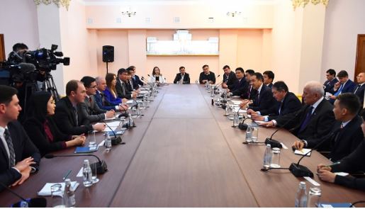 باقىتجان ساعىنتاەۆ جاس عالىمدارمەن قازاقستاندا عىلىمدى دامىتۋ كەلەشەگىن تالقىلادى