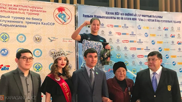 جارىلعاپوۆ ءتۋرنيرىنىڭ باس جۇلدەسى بۇرىمدى بوكسشىعا بۇيىردى