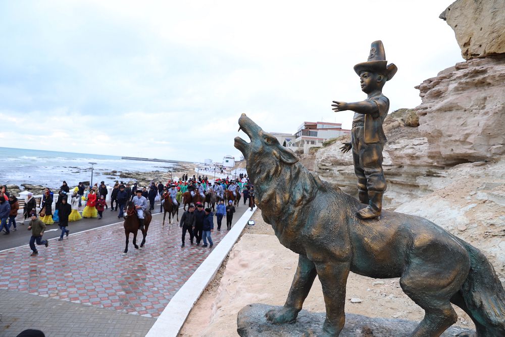 تەڭىز جاعالاۋىنا ميف كەيىپكەرلەرى «جايعاستى»