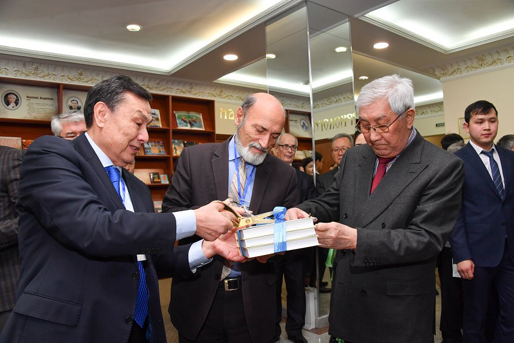 تۇركولوگياداعى وزەكتى ماسەلەلەر ايتىلدى