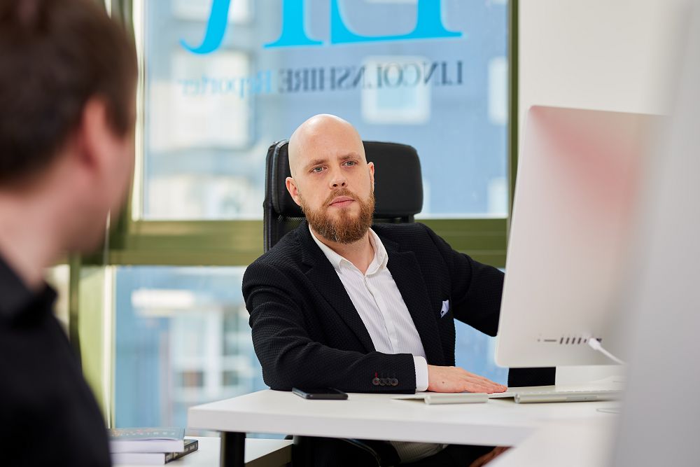 بريتانيا شاعىن گازەتتەرگە كومەكتەسەدى