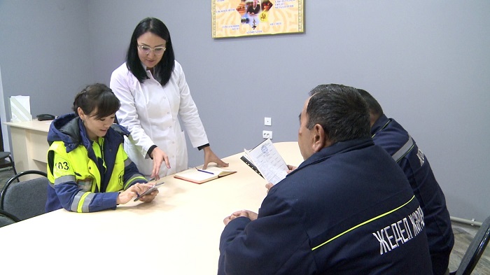 شىمكەنتتە جەدەل جاردەم قىزمەتكەرلەرى شاقىرتۋلاردى سمارتفون ارقىلى قابىلدايدى