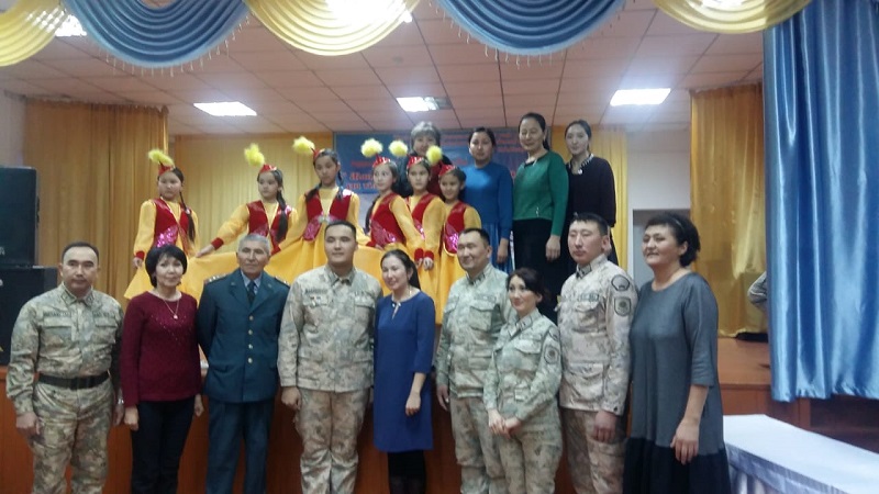 مەكتەپ وقۋشىلارى بەيبىت زامان باتىرىمەن كەزدەستى