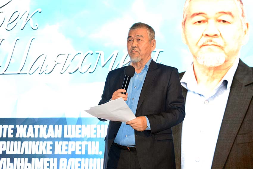 قوستانايدا اقىن اقىلبەك شاياحمەتتىڭ جىر كەشى ءوتتى