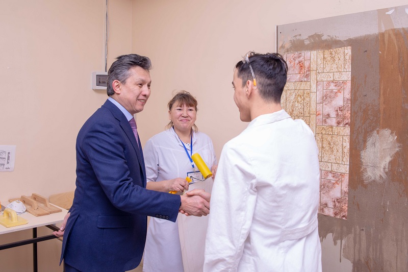 باقىت سۇلتانوۆ «نۇرلى جۇرەك» الەۋمەتتىك قىزمەت كورسەتۋ ورتالىعىنىڭ جۇمىسىمەن تانىستى