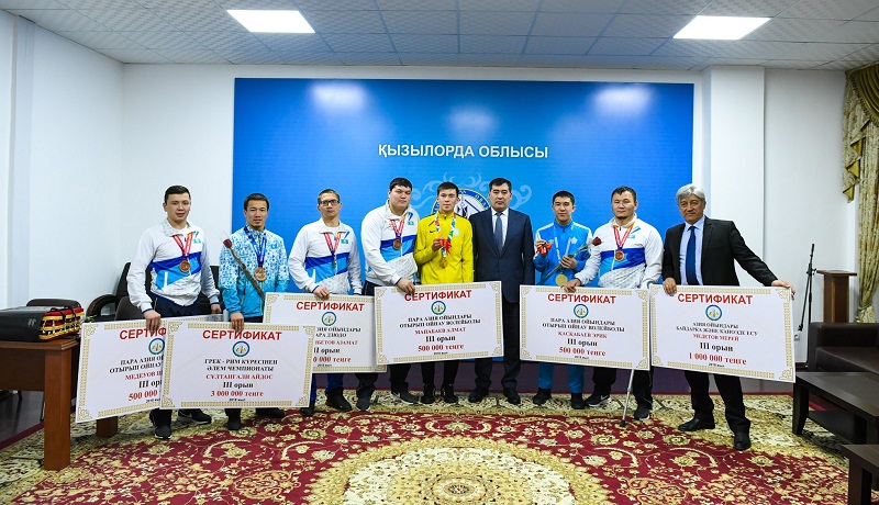 وبلىس اكىمى سپورتشىلارعا پاتەر كىلتىن بەردى