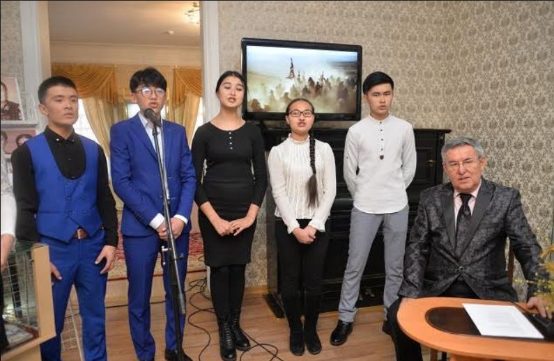 پاۆلودارلىق سازگەر نازىمبەك دۇكەنباي 500 ءان جازعان 