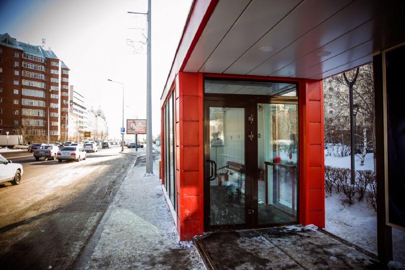 ايالداما ەسىگىن سىندىرعان جىگىت استانالىقتاردان كەشىرىم سۇرادى