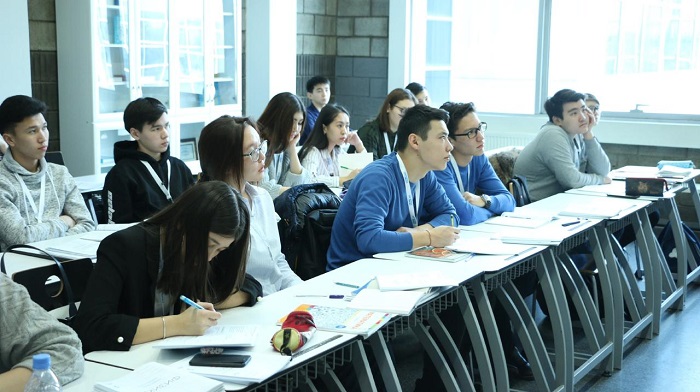 الماتىدا «التىن بەلگى» ۇمىتكەرلەرى وقۋ-جاتتىعۋ لاگەرىندە بىلىمدەرىن شىڭدادى