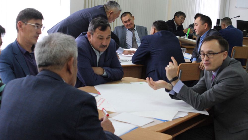 اۋىل اكىمدەرى مەنەدجمەنتتى ۇيرەنىپ جاتىر