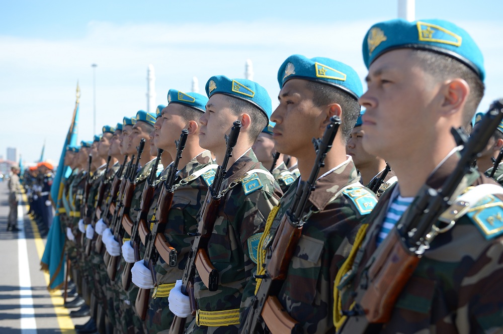 ۇلتتىق ۇلان ساربازدارى شىڭدالىپ جاتىر