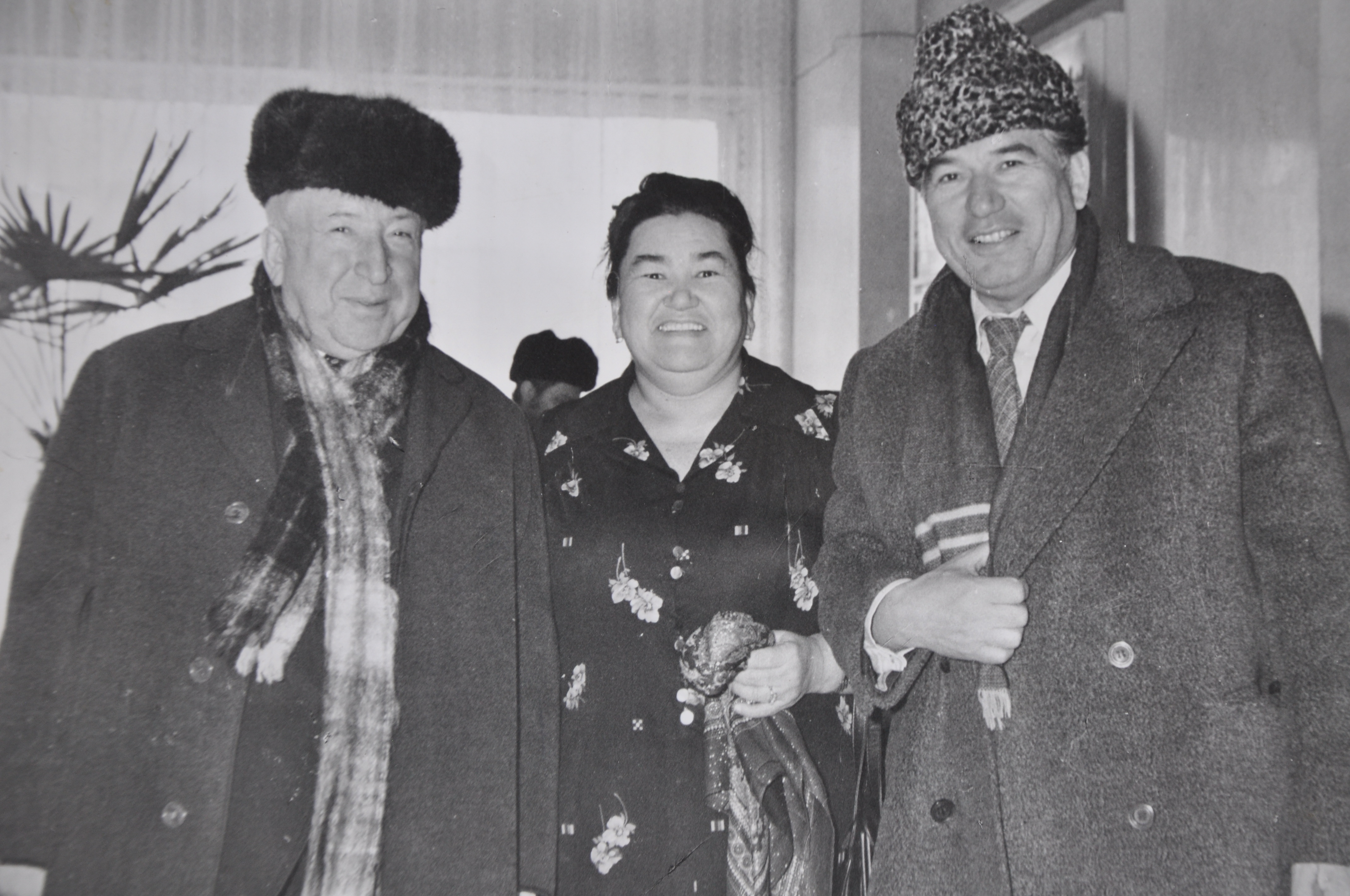 ايتماتوۆ پەن عامزاتوۆتى "شىرت ەتكىزگەن" ءفوتوتىلشى