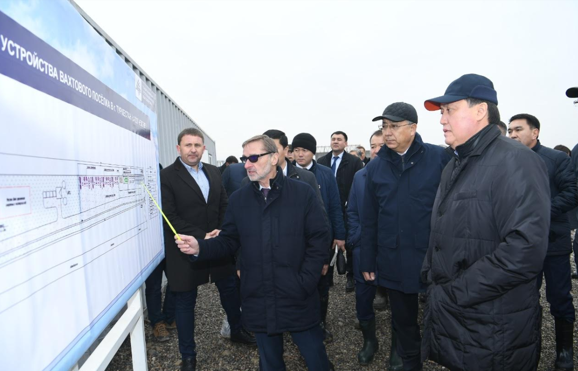 اسقار مامين تۇركىستانداعى قۇرىلىس جۇمىستارىمەن تانىستى