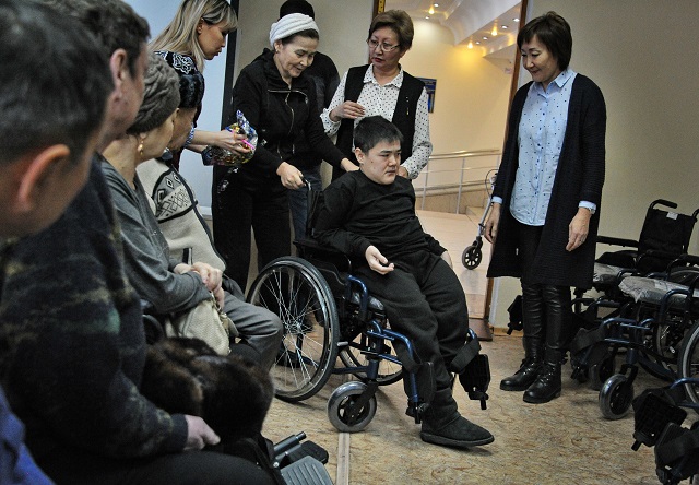 پاۆلودار وبلىسىندا مۇمكىندىگى شەكتەۋلى 21 ادامعا اربا بەرىلدى
