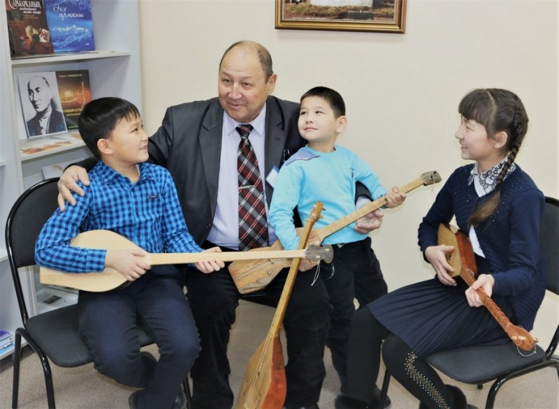 قاراعاندىلىقتار 100 جىلدىق دومبىرامەن كۇي تارتتى