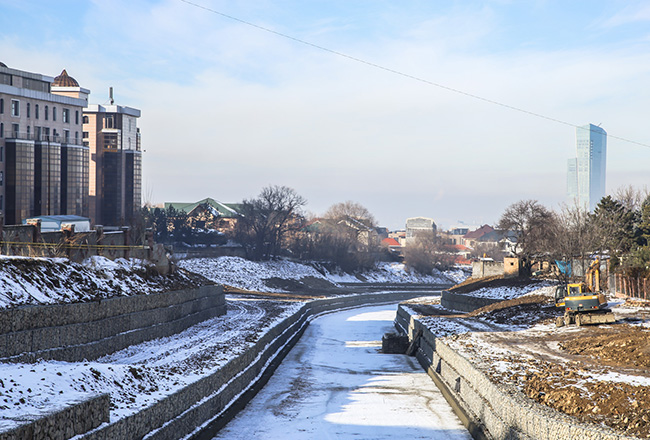 الماتىدا ەسەنتاي وزەنىنىڭ ارناسىن بەكىتۋ جۇمىستارى ءجۇرىپ جاتىر