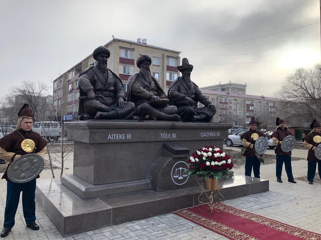 اتىراۋدا قازاقتىڭ ءۇش بيىنە ەسكەرتكىش ورناتىلدى