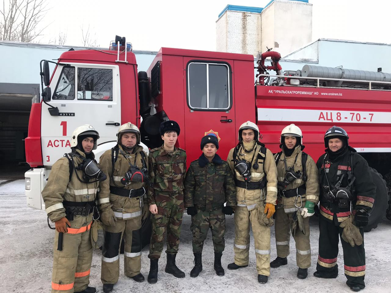 ەلوردالىق قۇتقارۋشىلار جانىپ جاتقان ۇيدەن 6 ادامدى شىعاردى