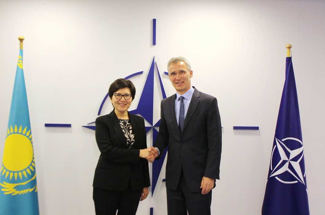 ​قازاقستاننىڭ ەلشىسى ناتو باس حاتشىسىنا سەنىم گراموتالارىن تاپسىردى