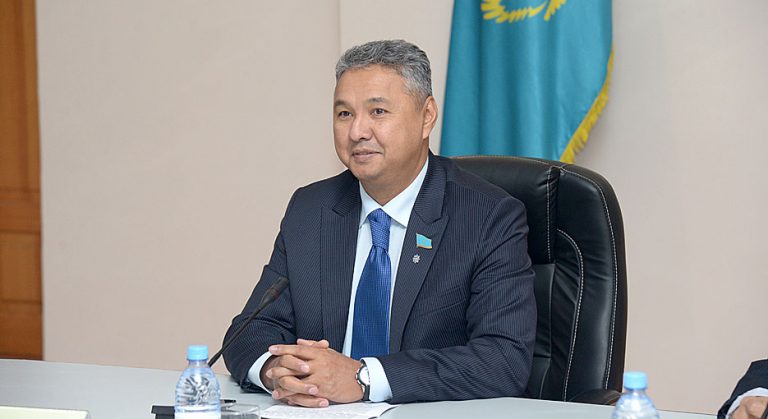 ازات پەرۋاشەۆ كوشە, مەكەمە اتاۋلارىنا الاش قايراتكەرلەرىنىڭ ەسىمدەرىن بەرۋدى ۇسىندى