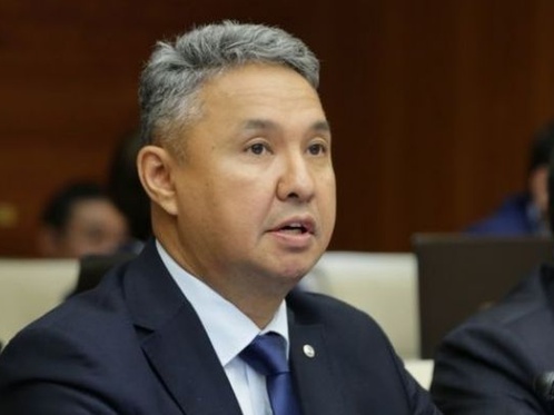 ازات پەرۋاشەۆ قازاق رەسپۋبليكاسى اتاۋىن قايتا ەنگىزۋدى ۇسىندى