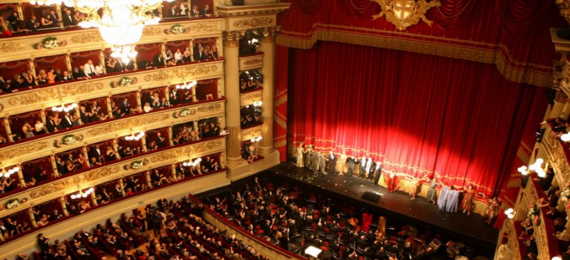 تەاترلىق كامين جانىنداعى قىسقى كەش