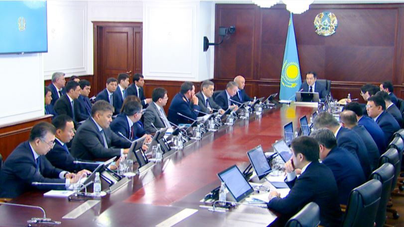 ۇكىمەتتە جاستار جىلىن وتكىزۋ جونىندەگى جول كارتاسىنىڭ جوباسى قارالدى