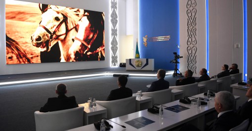 مەملەكەت باسشىسى «Equus: جىلقى تاريحى» اتتى دەرەكتى ءفيلمنىڭ كورسەتىلىمىن تاماشالادى