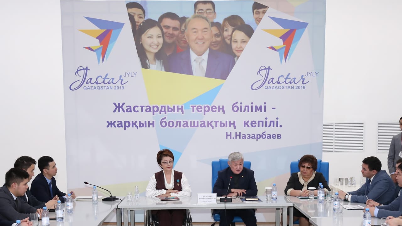 بەردىبەك ساپارباەۆ وبلىستاعى جاستار قوزعالىسىنىڭ بەلسەندىلەرىمەن كەزدەستى