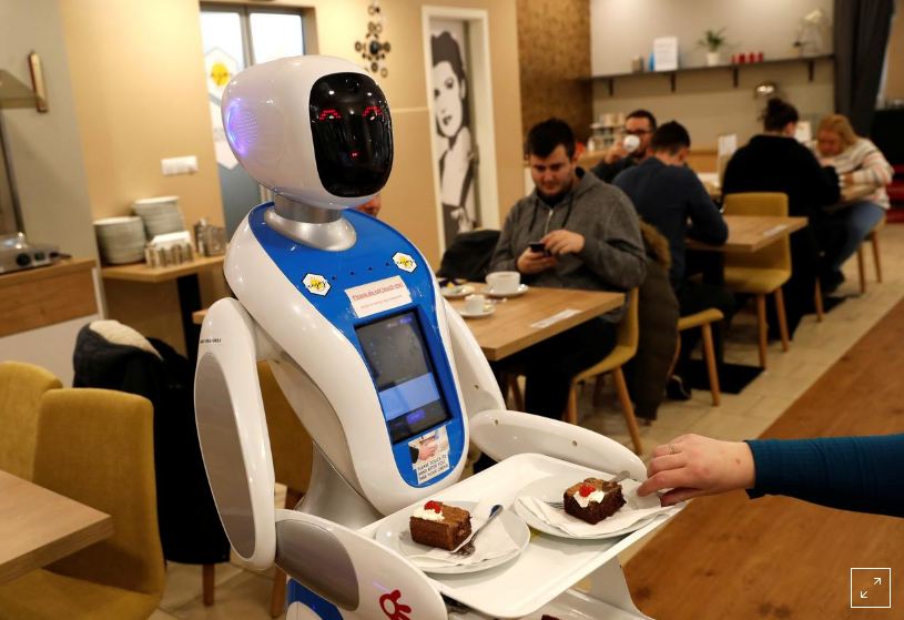 بۋداپەشت ءدامحاناسىندا قوناقتارعا روبوتتار قىزمەت كورسەتەدى