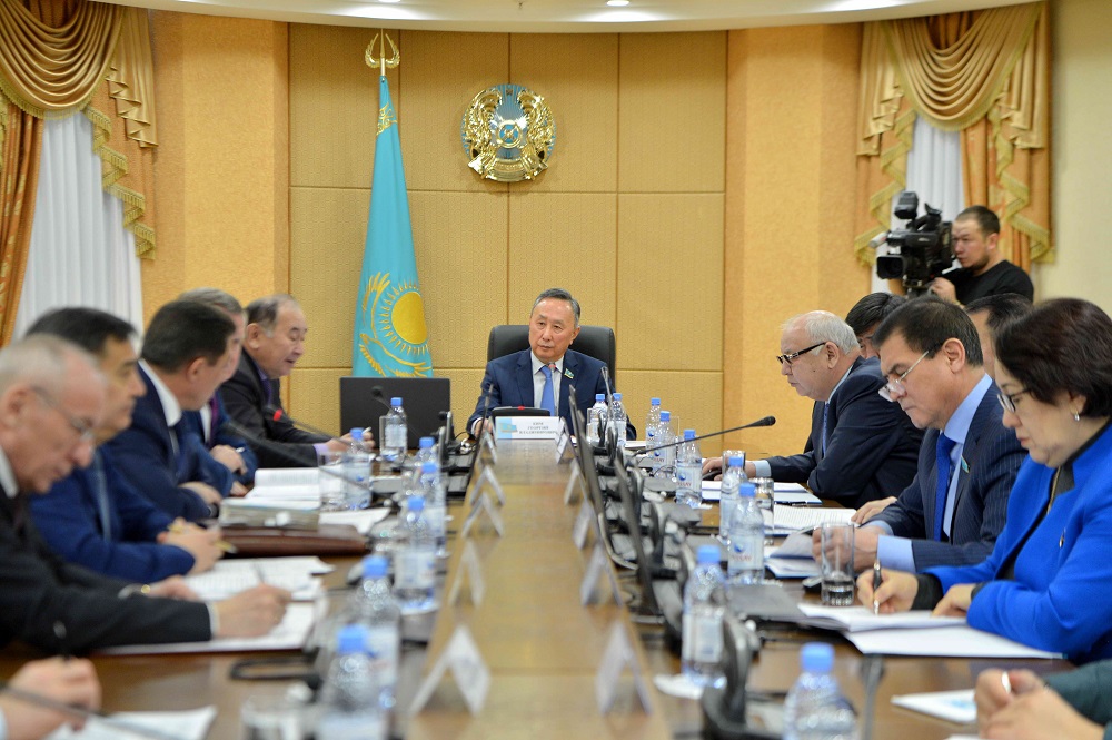 سەناتورلار «جابىرلەنۋشىلەرگە وتەماقى قورى تۋرالى» زاڭدى ىسكە اسىرۋ ماسەلەلەرىن قارادى