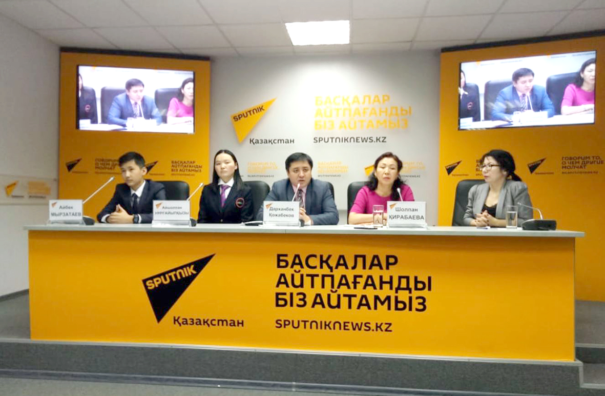 جەڭىمپاز وقۋشىلار انگليا فۋتبولىمەن تانىسادى