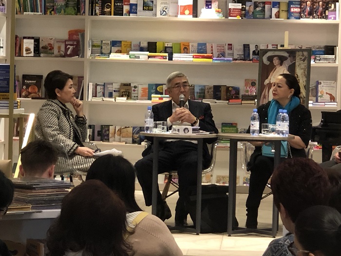 الماتىعا «مۋزا DIOR. اللا يلچۋننىڭ تاريحى. قازاقتان شىعىپ, ءسان  الەمىن مويىنداتقان» كىتابىنىڭ اۆتورى كەلدى