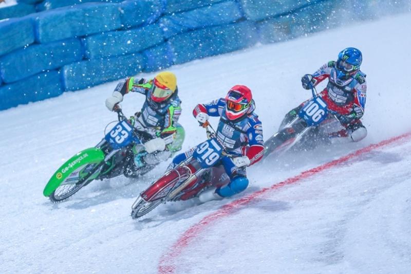 ساعىنتاەۆ پەن مەدۆەدەۆ «مەدەۋ» مۇز ايدىنىندا موتوتسيكلدەر جارىسىن تاماشالادى