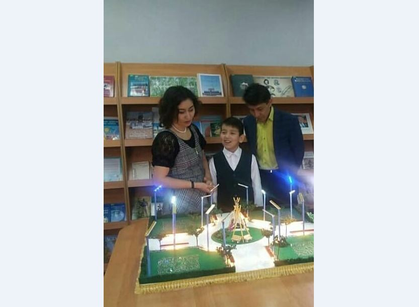 ەكىنشى سىنىپ وقۋشىسى ۇلتتىق ناقىشتاعى ساياباقتىڭ ۇلگىسىن ويلاپ تاپتى