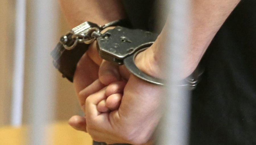 شەكاراشىلار وق-دارىلەرى بار كارابيندى اسىرماق بولعان ادامدى ۇستادى