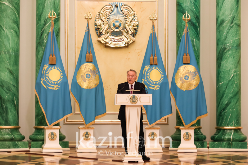 نۇرسۇلتان نازارباەۆ ەلشىلەردەن سەنىم گراموتاسىن قابىلدادى