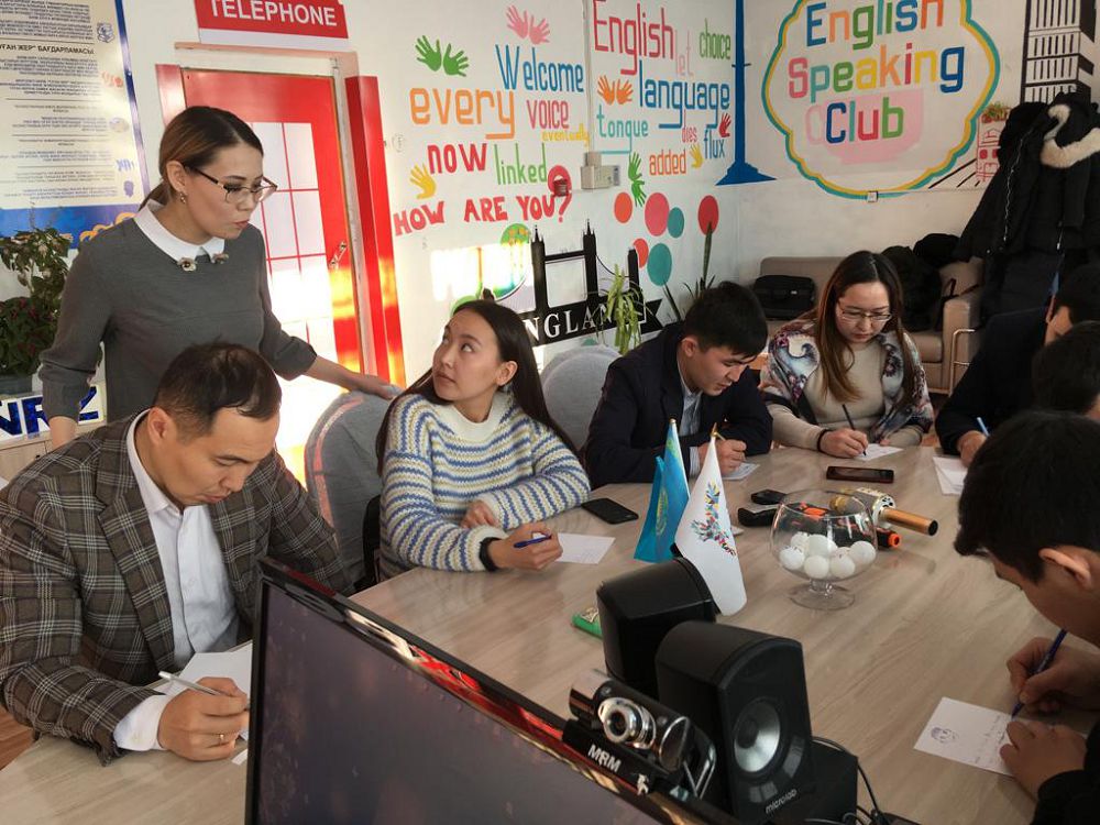 دارىگەرلەرگە اعىلشىن ءتىلىن ۇيرەتەدى