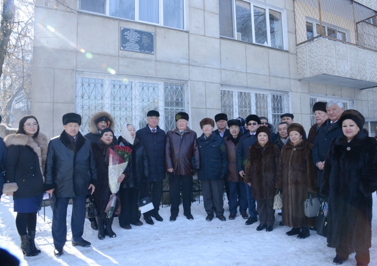 الماتىدا عالىم جۇنىسبەك جۇمابەكوۆ تۇرعان ۇيگە ەسكەرتكىش-تاقتا ورناتىلدى  