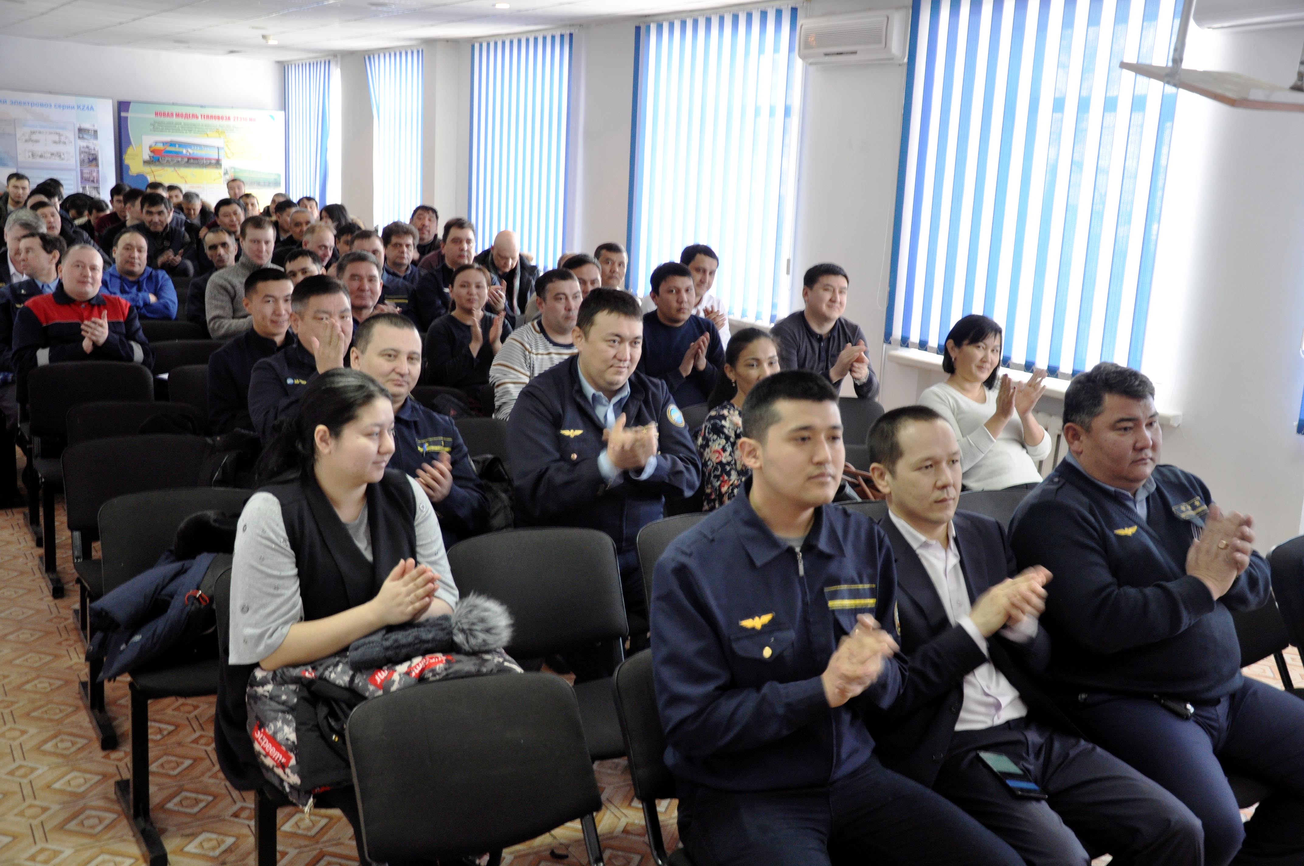 تەمىرجولشىلار كوپبالالى وتباسىلارعا كومەكتەسۋدە