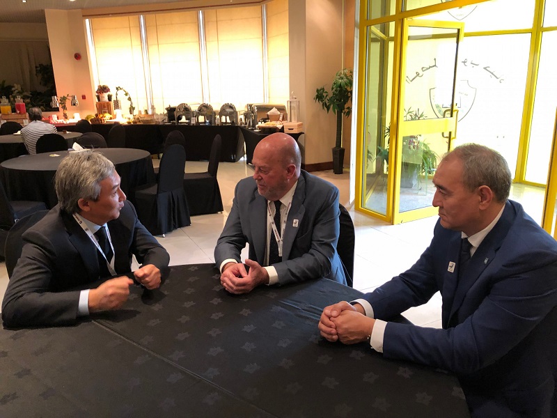 ۇوك باس حاتشىسى بۇكىلالەمدىك كاراتە فەدەراتسياسىنىڭ باسشىسىمەن كەزدەستى