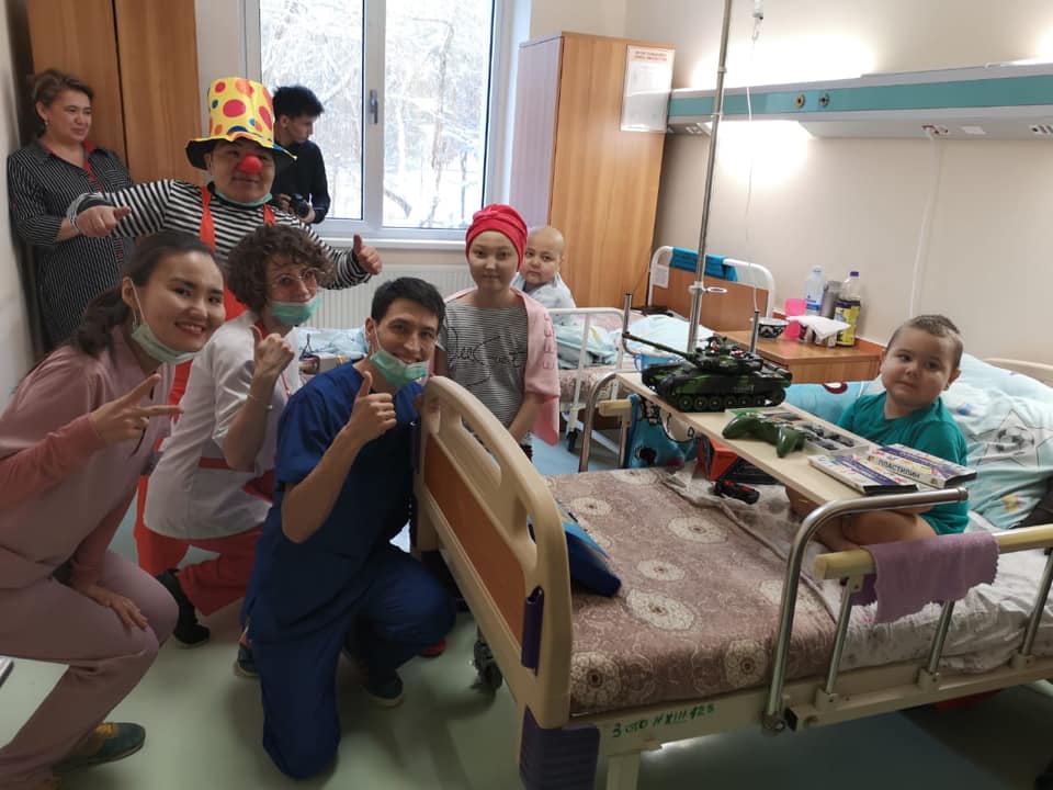 پەدياتريا ورتالىعىندا قاتەرلى ىسىك اۋرۋىنا قارسى كۇرەس كۇنىنە وراي فلەش-موب ءوتتى