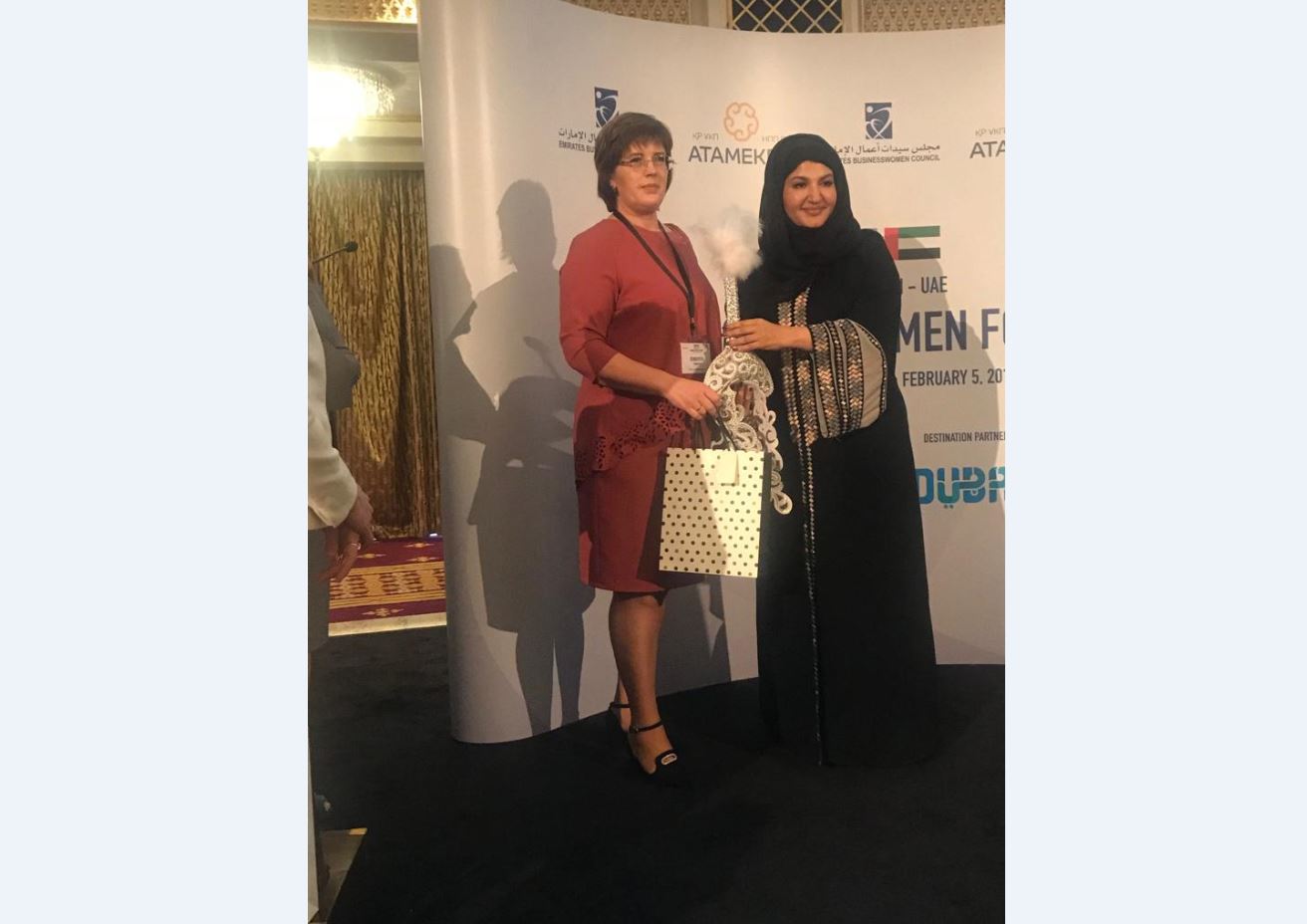 قوستانايلىق كاسىپكەر حانىم ميلليونەر اراب ايەلىنە ساۋكەلە سىيلادى